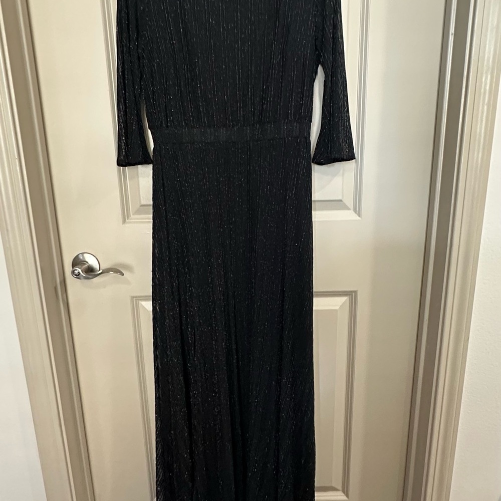 Elegant Black 3/4 Sleeve Crew Neck Gown